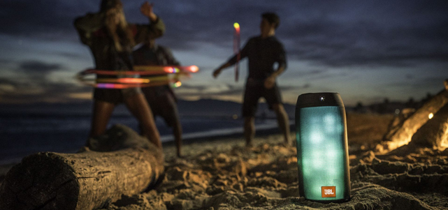 Der JBL Pulse 2 vereint außergewöhnlichen Klang mit lebendiger individueller Lichtshow. (© 2015 Brian Kuhlmann)
