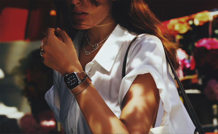 Die neue Kollektion der Apple Watch aus Edelstahl mit fein gefertigten Lederarmbändern in unverwechselbaren Stilen von Hermès darunter die Modelle: Single Tour, Double Tour und Cuff. 