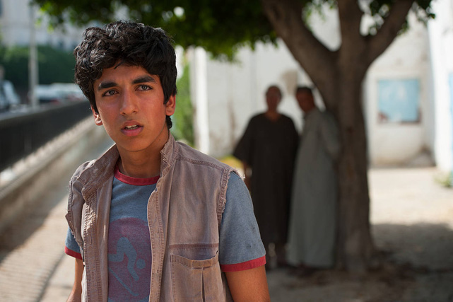 Die Fünf Freunde reisen nach Kairo, wo sie Unterstützung vom Straßenjungen Auni (Omid Memar). (© Constantin Film)