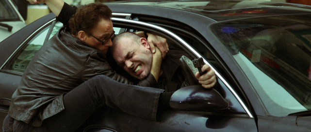 Der ehemalige Black-Ops-Agent Deacon (Jean-Claude Van Damme, l.) kämpft gegen Organhändler. (© Splendid Film)