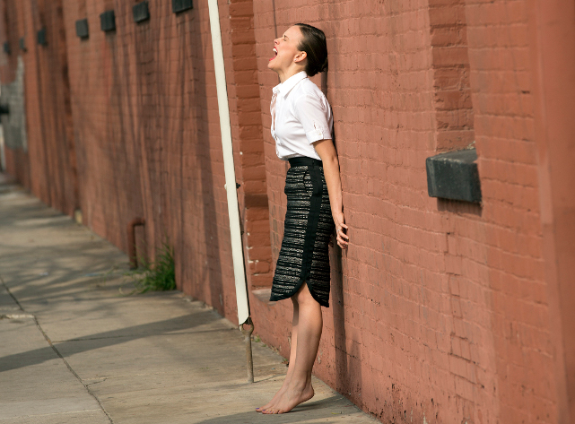 Catherine (Allison Miller) hat sich ihr Leben in New York anders vorgestellt. (© Lighthouse Home Entertainment)