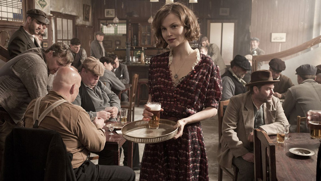 Inmitten des Chaos betreibt Johanna (Sylvia Hoeks) ein kleines Café. (© Koch Media)