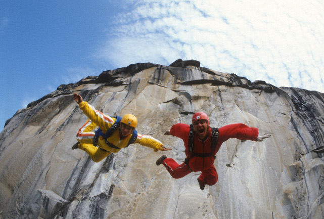 Ein packendes Porträt über den Gründervater des Base-Jumping, Carl Boenish. (© Universal Pictures)