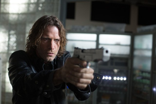 In der von Gewalt geprägten virtuellen Welt VICE kommt Polizist Roy (Thomas Jane) ganz gut zurecht. (© Universum Film)