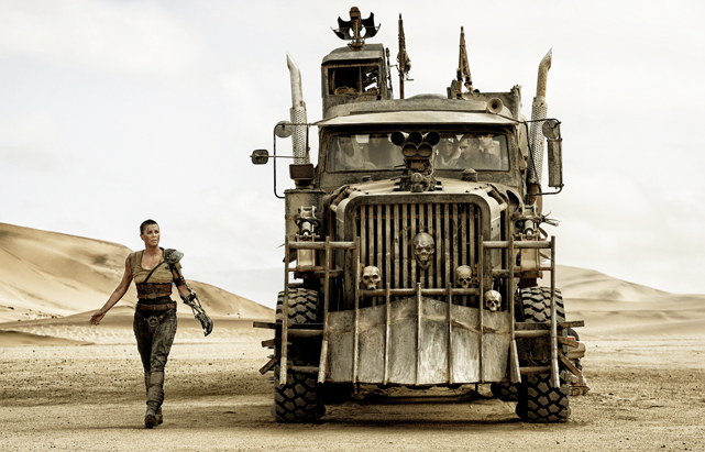 Furiosa (Charlize Theron) hat sich nämlich mit einem Truck von Immortan Joe abgesetzt. (© Warner Bros)