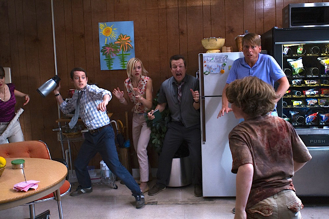 Clint Hadson (Elijah Wood, l.) und seine Kollegen müssen sich gegen ihre zu Zombies mutierten Schüler zur Wehr setzen. (© Universal Pictures)