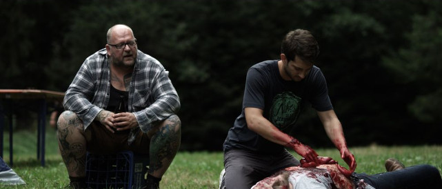 Ein entspannter Campingurlaub wird zum Horrortrip, als plötzlich ein Camper zum Zombie mutiert. (© Tiberius Film)