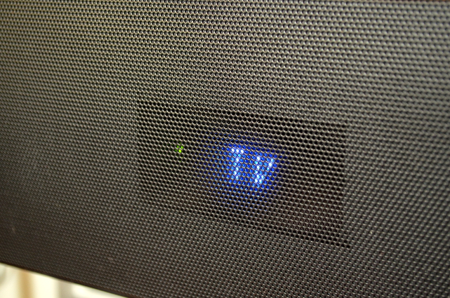 Das Display sitzt hinter dem Frontgitter und schaltet sich selbständig ab, um nicht zu stören.