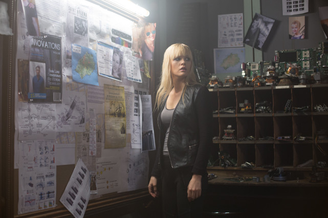 Seine Chance kommt, als Cyborg Kelly (Ambyr Childers) aufgrund eines technischen Fehlers ihre Erinnerung behält und aus