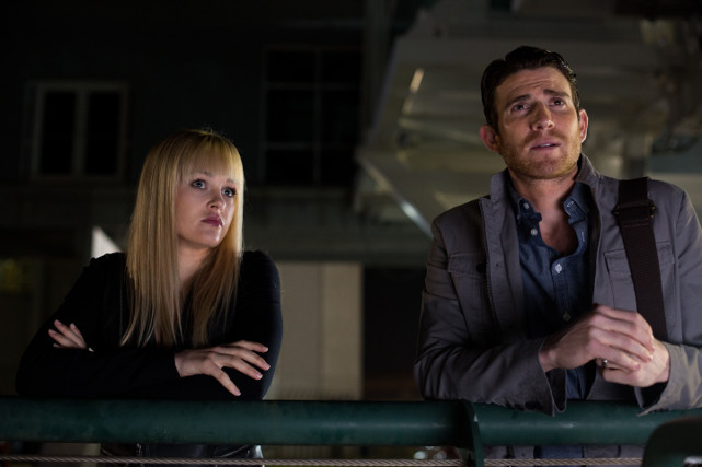 Mit der Hilfe ihres Schöpfers, dem Ingenieur Evan (Bryan Greenberg) erkennt sie ihr wahres Ich und beschließt, dem Cop Roy zu helfen... (© Universum Film)