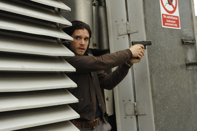 Der ehrgeizige Agent Will Holloway (Kit Harrington) wird beauftragt, einen entflohenen Terroristen zu finden. (© Universum Film)