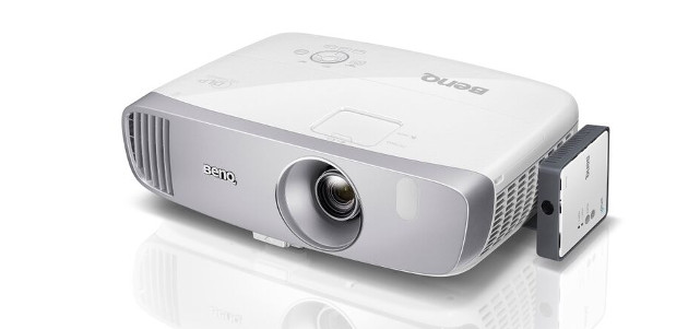 BenQ zeigt mit dem Projektor W1110, was an Entertainment im Wohnzimmer möglich ist.