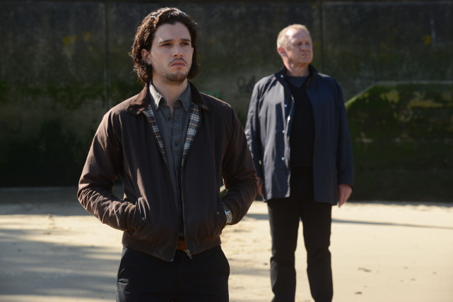 Weil Pearce kurz darauf verschwindet, wird Ex-Agent Will Holloway (Kit Harrington) reaktiviert und auf ihn angesetzt. (© Universum Film)