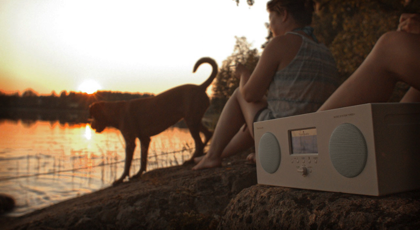 Egal ob Badesee, Strand, Freibad, Campingplatz oder Grillend im Garten, das Music System Three+ sorgt überall für guten Sound.