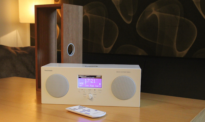 Das aktuell mitgelieferte Echtholzgehäuse wird einfach von vorn über das Music System Three+ gezogen.