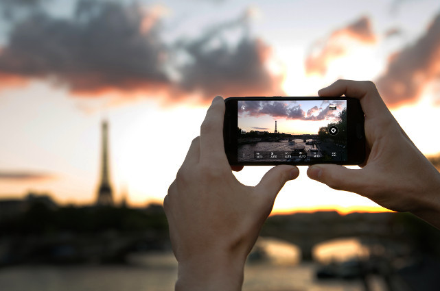 Dank optischem Bildstabilisator vermindert die 13-Megapixel-Hauptkamera mögliches Verwackeln und gleicht Vibrationen aus.