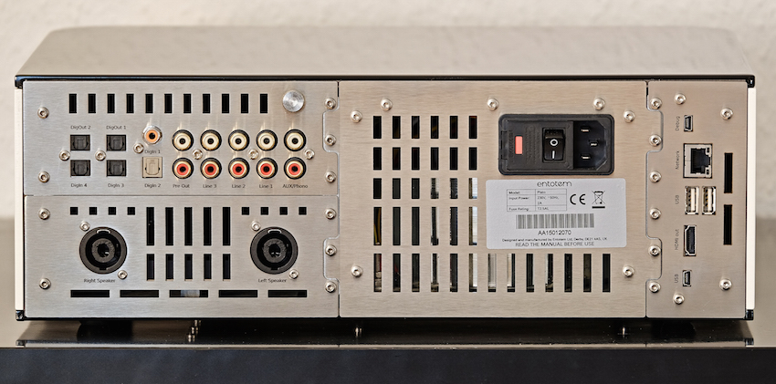 Gar nicht kompliziert: Rückseitig präsentiert sich der Entotem wie ein klassischer HiFi-Verstärker, hat aber noch viel mehr