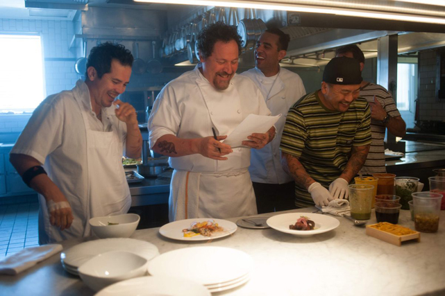 Carl Casper (Jon Favreau, 2.v.l.)ist Chefkoch in einem angesagten Szene-Restaurant in Los Angeles. (© Koch Media)