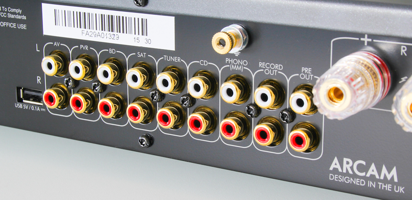 Auf der Gehäuserückseite stellt der A29 gleich sieben analoge Cincheingänge zu Verfügung. Einer davon als Phono-Eingang inkl. Massepunkt.