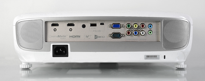 Alle vorhandenen Anschlüsse befinden sich auf der Rückseite: 2 HDMI (einmal MHL-fähig), 1 USB, 1 Video, 1 Computer-IN, 1 Component, 1 Audio (Stereo), RS232 sowie 1 Audio In/Out. Foto: Michael B. Rehders
