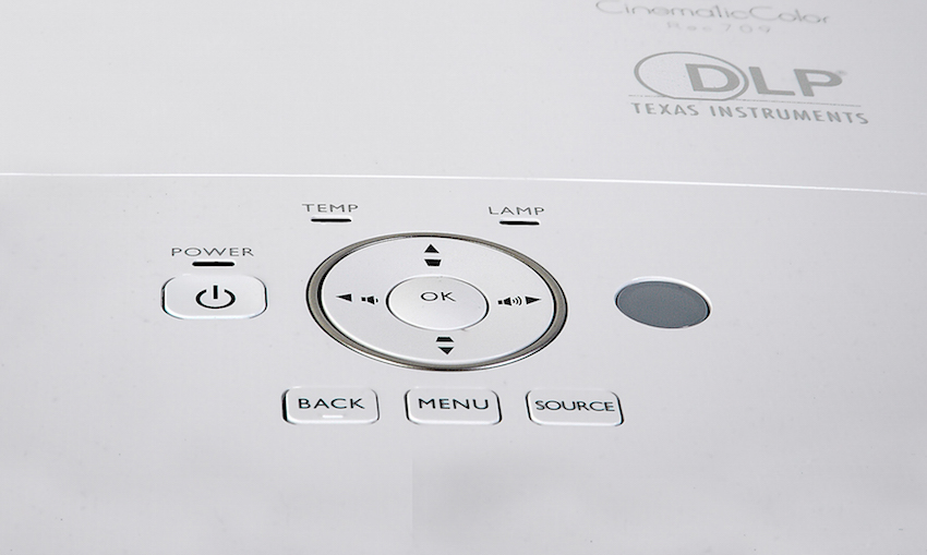 Auf der Oberseite des BenQ W2000 befindet sich eine praktische Steuerungsmöglichkeit. Dort kann die Lautstärke der eingebauten 2 x 10-Watt-Lautsprecher direkt geregelt werden. Sollte darüber hinaus die Fernbedienung mal nicht verfügbar sein, können alle wesentlichen Einstellungen dort vorgenommen werden. Foto: Michael B. Rehders