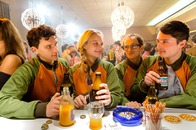 Gemeinsam mit seinen Freunden gründet er daraufhin eine eigene Tanzgruppe. (© Senator/Universum Film)