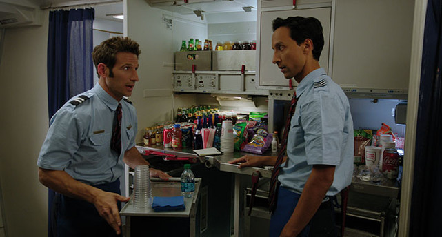 Wenn einer Passagiere in zehntausend Metern Flughöhe glücklich macht, dann ist es Larry Gaye (Mark Feuerstein, l.). (© Ascot Elite)