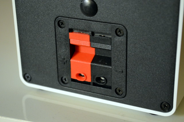 Dank simpler Druckklemmen sind die Lautsprecherkabel schnell an ihrem Platz.