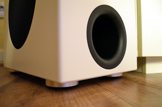 Der Subwoofer A 250 hingegen ist mit wesentlich massiveren Exemplaren ausgestattet.