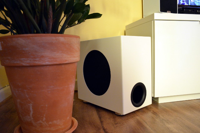 Dennoch ist auch der Aktivsubwoofer ein sehr kompakter und unauffälliger Zeitgenosse.