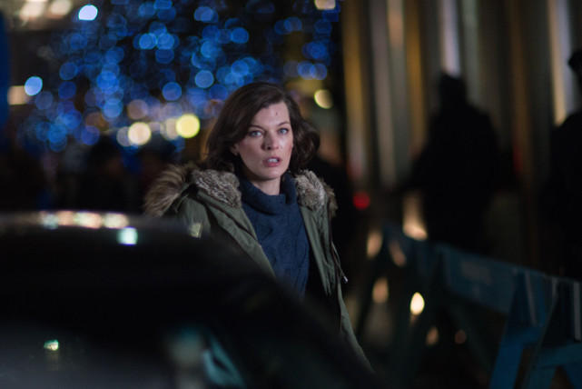 Agentin Kate Abbott (Milla Jovovich) gerät unter Terrorverdacht. (© Universum Film)