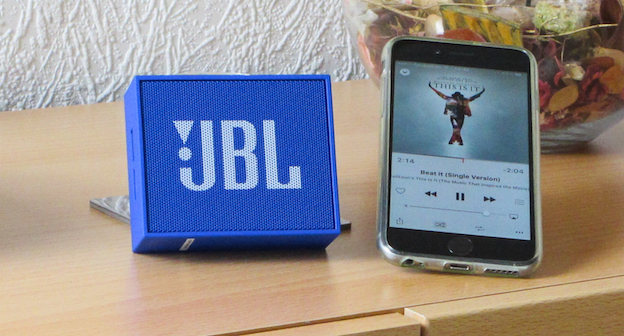 Der JBL ist ultrakompakt und gerade einmal 130 Gramm schwer. Somit bietet er viele Einsatzmöglichkeiten.