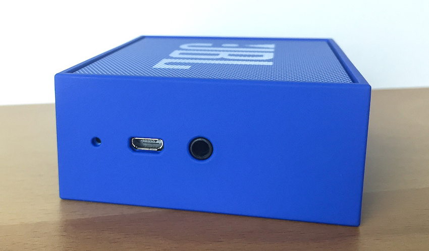 Ladebuchse, Audioeingang und Mikrofon befinden sich in der rechten Aussenwand des JBL Go.