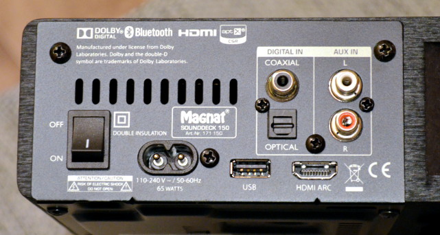 Das Anschlussfeld bietet ausreichend Optionen, vor allem natürlich einen ARC-fähigen HDMI-Anschluss.