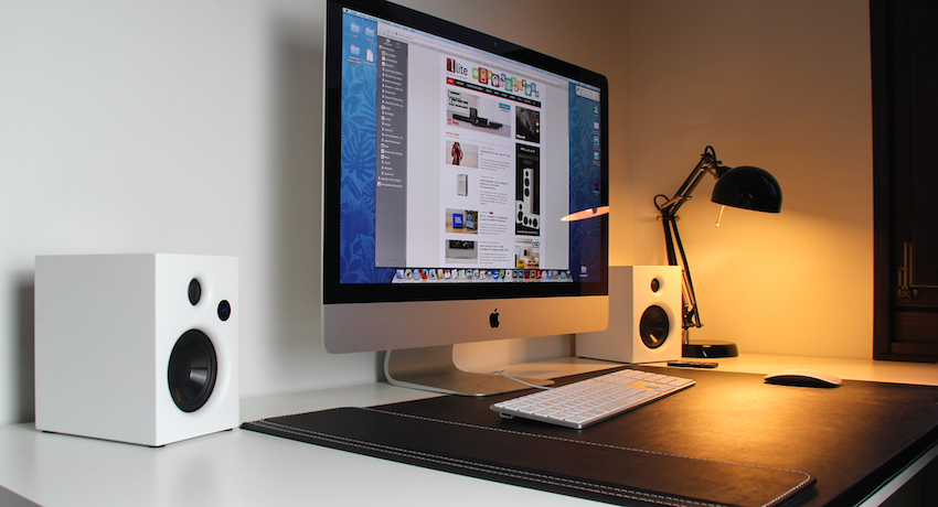 Die kleinen Desktop-Beatys machen auf dem Schreibtisch eine gute Figur. Alternativ lässt sich das SaxxTec-Duo auch als TV-Lautsprecher einsetzen.