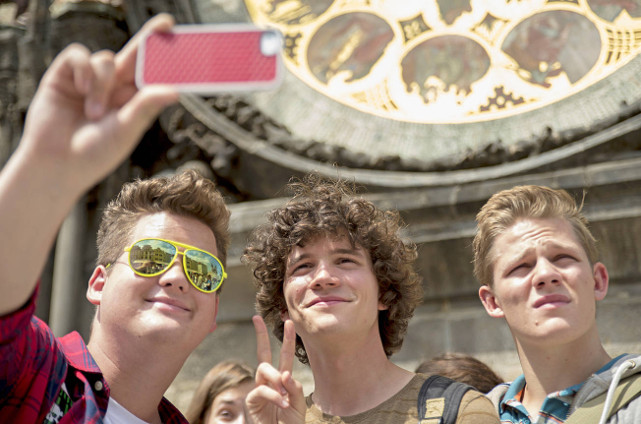 Die drei Außenseiter Berny (Chris Tall), Paul (Tilman Pörzgen) und Max (Max von der Groeben) wollen es auf der Abifahrt richtig krachen lassen. (© Constantin Film)