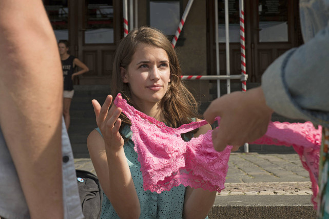 Nur Paul hat nebenbei noch ein anderes Ziel: seine Flamme Julie (Lisa Volz). (© Constantin Film)
