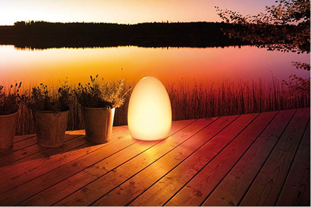 Avea Flare ist eine mobile LED-Lampe mit Bluetooth Smart, acht Stunden Laufzeit und kabelloser Ladefunktion.