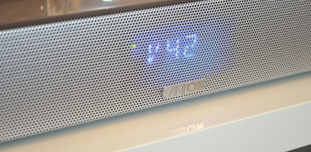 Das Display hinter dem Frontgitter hat designtechnischen Wert, ist manchmal aber etwas schwierig abzulesen.