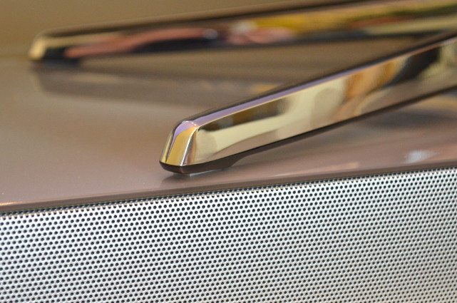 Die Grundfläche von 100 x 33 Zentimetern bietet aber auch größeren Fernsehern eine solide Standfläche.