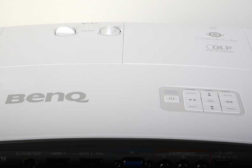 Auf der Oberseite des BenQ W3000 befindet sich eine praktische Steuerungsmöglichkeit. Dort kann die Lautstärke des eingebauten 10-Watt-Lautsprechers direkt geregelt werden. Sollte die Fernbedienung mal nicht verfügbar sein, können alle wesentlichen Einstellungen dort vorgenommen werden. Foto: Michael B. Rehders