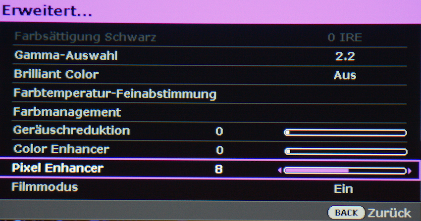 Hinter dem Reiter „Pixel Enhancer“ befindet sich ein Detailschärferegler, welcher an feinen Kanten für einen noch besseren Schärfeeindruck sorgt. Allerdings sollte der Einsatz dieses digitalen Filters nicht übertrieben werden, weil es ansonsten zu unschönen Bildfehlern kommen kann. Als Ideal hat sich „Pixel Enhancer“ 8 erwiesen. Die „Geräuschreduktion“ ist nichts weiter als ein Rauschfilter und sollte auf 0 gestellt werden, damit das Bild nicht unnötigerweise „weichgezeichnet“ wird.