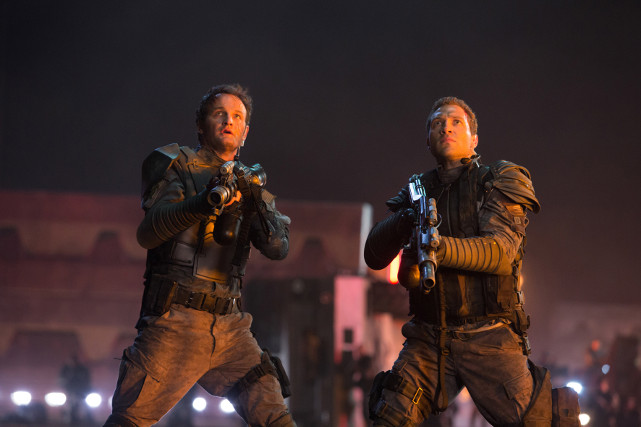 Im jahre 2029 stehen John Connor (Jason Clarke, l.) und Kyle Reese (Jai Courtney) kurz vor dem Sieg über die Maschinen. (© Paramount Pictures)