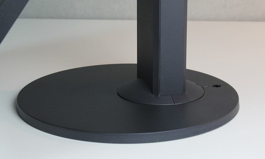 Der Halte-Arm wird einfach in den Fuß eingerastet, die Höhenverstellung funktioniert stufenlos per Teleskop-Mechanismus.