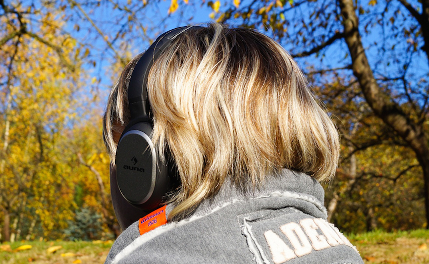 Die aktive Geräuschunterdrückung funktioniert zwar, beeinträchtigt dann aber doch den Klang. Macht aber nichts, denn für knapp 80 Euro bietet Auna ohnehin einen erstaunlich gut klingenden Bluetooth-Kopfhörer.