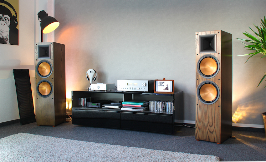 Die Klipsch RF-7 II ragt 1,23 Meter in die Höhe und bringt stattliche 39,5 Kilo auf die Waage.