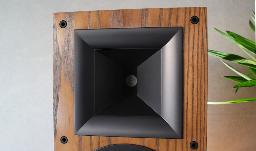 Der immerhin 3,5 Zentimeter durchmessende Hochtoner sitzt mittig im Tractrix-Horn.