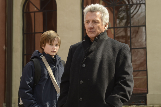 Chorleiter Carvelle (Dustin Hoffman) nimmt sich des schwierigen Stet (Garrett Wareing) an. (© SquareOne/Universum Film)