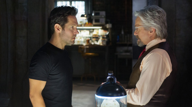 Er soll dem Physiker Henry Pym (Michael Douglas) helfen, der eins Partikel entwickelte, die Gegenstände und lebende Organismen schrumpfen und zugleich stärker machen können. (© Disney)