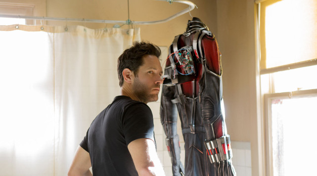 Der Plan: Scott soll sich mit einem aus Pym-Partikeln gefertigten Anzug schrumpfen und die Forschungsergebnisse bei der mittlerweile vom Bösewicht Darren Cross übernommenen Firma Pym-Technologies zerstören. (© Disney)